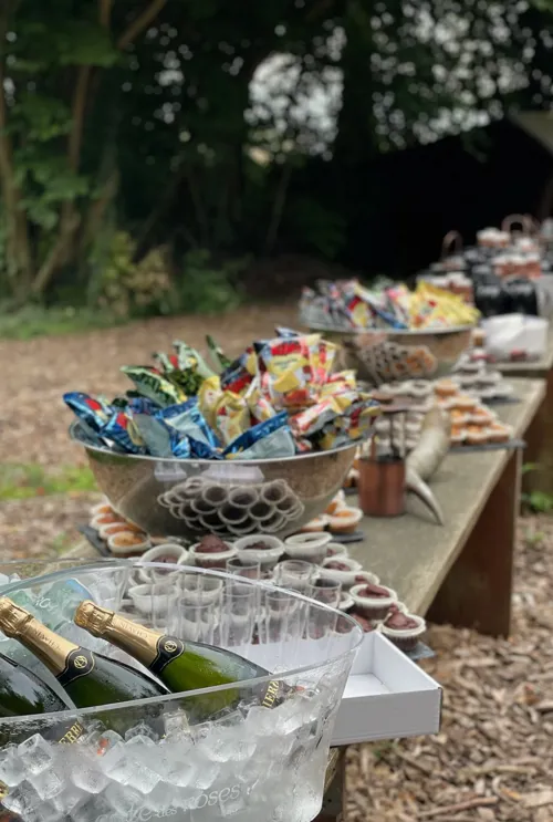 Firmaarrangement I Skoven Med Bobler Og Snacks