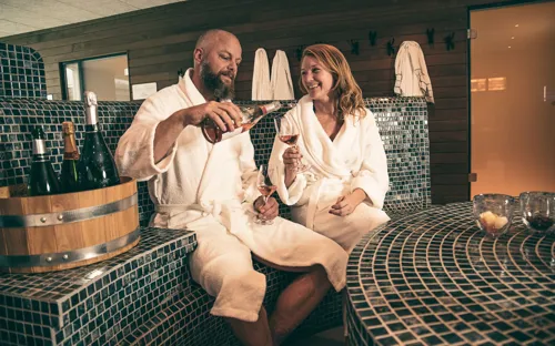 Par Drikker Vin I Spaområde