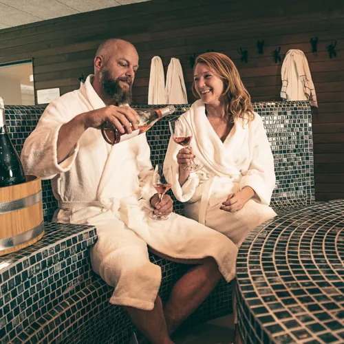 Par Drikker Vin I Spaområde