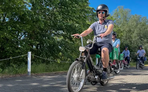 Personer Kører Afsted På Puch Maxi