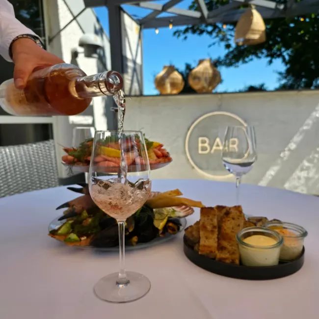 skaldyr vin hældes op.webp