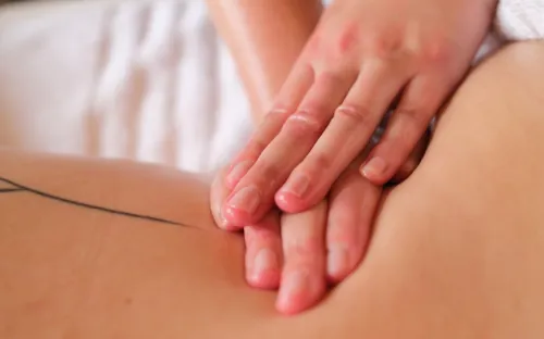 Spabehandler Giver Massage Og Har Olie På Hænderne