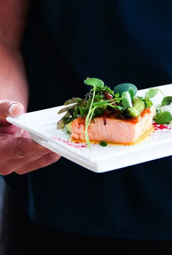 Person Holder Tallerken Med Laks