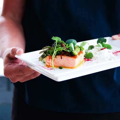 Person Holder Tallerken Med Laks